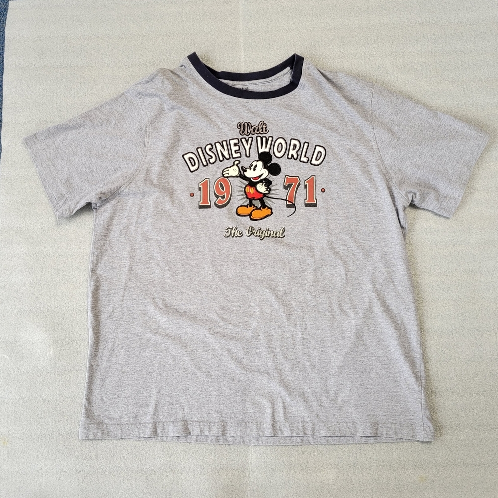 Walt Disney World Mickey Mouse Embroidery Gray T-shirt Men Size Extra Large.
